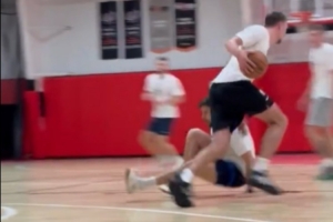 独行侠晒弗拉格半日训练：7点52开练 11点结束 Crossover晃翻陪练