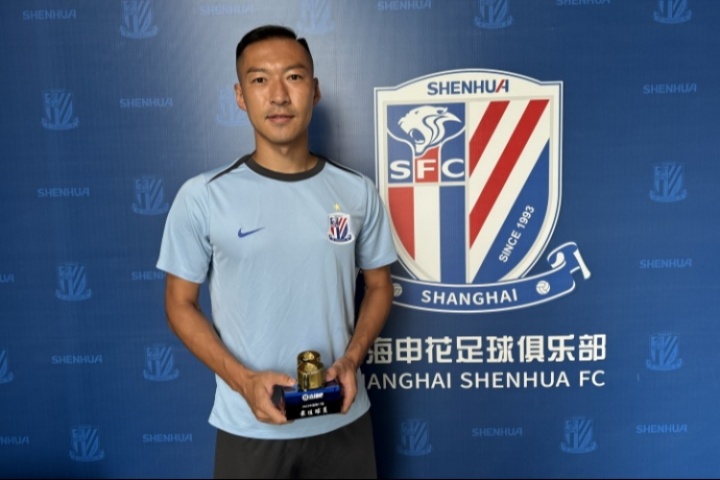 直播吧中超最佳⭐️吴曦领取奖杯啦，以铁血之姿书写着老将传奇！