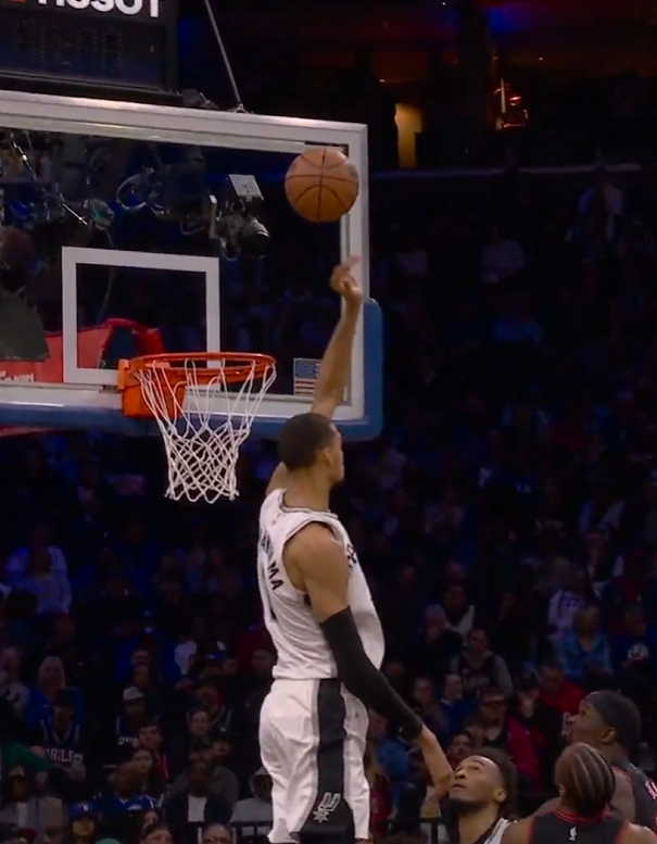 开云APP-这都能忍住！文班想盖马克西抛投 但瞬间判断出干扰球 硬生生收手