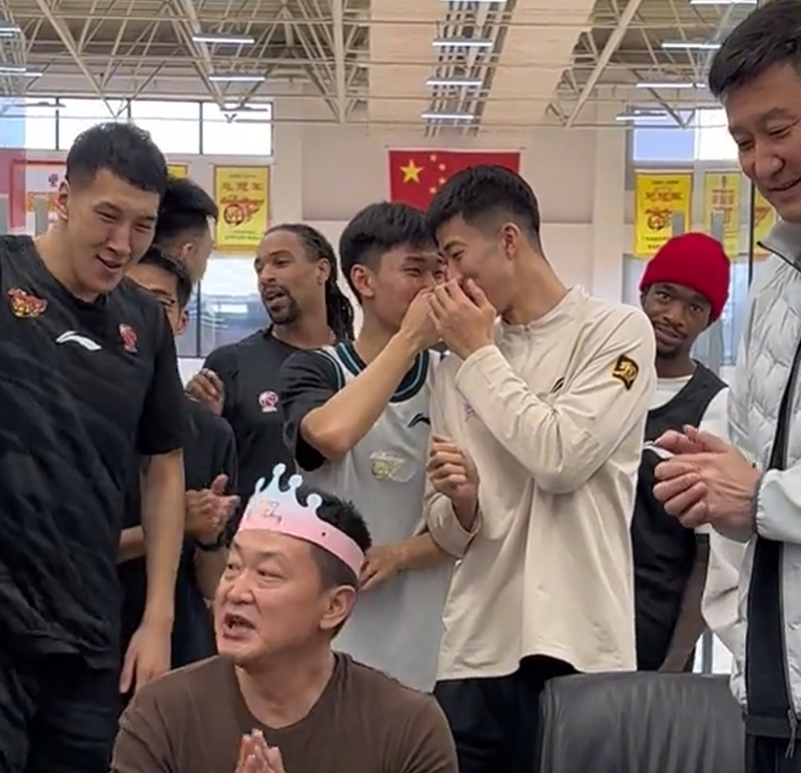 开云入口-广东为领队庆生！杜锋讲话并获高待遇，全员用力按蛋糕，奎因太坏